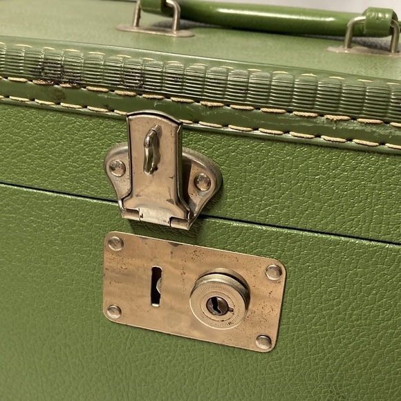 Vintage Carilite Vanity Train Case - Cosmetic Carrying Case - Picture 9 of 16